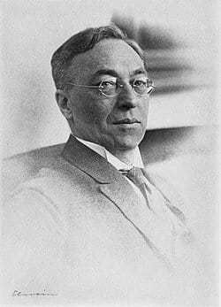 Kandinsky_-_Vassily_Kandinsky_by_Adolf_Elnain_Photo_credits_-_Georges_Meguerditchian